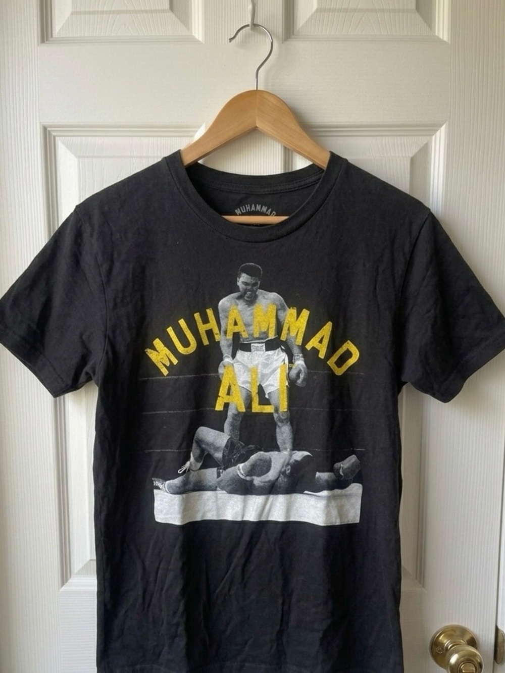 NWOT Muhammad Ali Men's Medium Black Boxing Knockout Photo Graphic T-Shirt